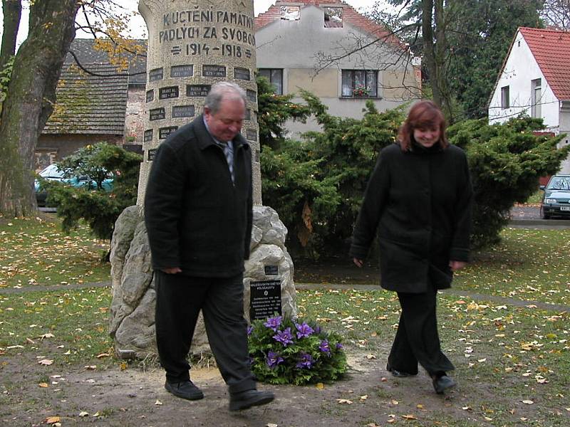 Položení věnce u památníku padlým za svobodu v Malešově.