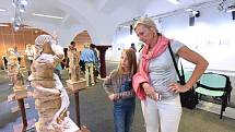 Pod názvem Malba, kresba, keramika, grafika, odhalující i techniku vystavovaných exponátů, se otevřela výstava výtvarného oboru Základní umělecké školy Františka Kmocha v Kolíně.