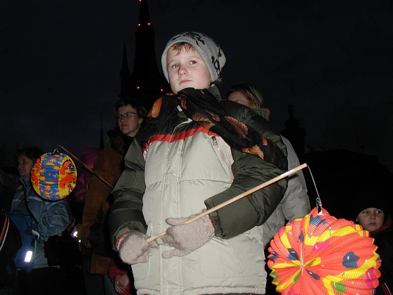 Svatomartinském průvodu s lampiony nechyběl v Čáslavi ani Martin na bílém koni.