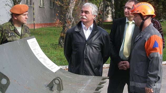 Poslanec Milan Urban (druhý zleva) patří mezi velké odpůrce reformního návrhu ministryně obrany Vlasty Parkanové, která chce kvůli škrtům v rozpočtu zrušit 152. záchranný prapor v Kutné Hoře.