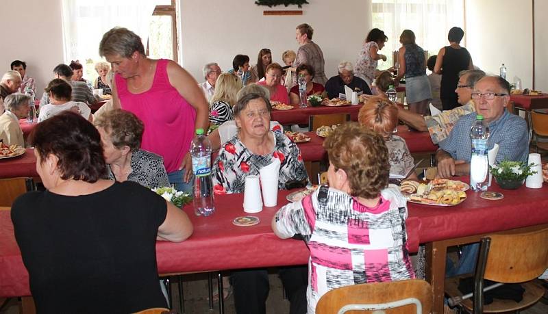 Setkání rodáků v rámci 600. výročí první zmínky o Újezdci 26. července 2014.