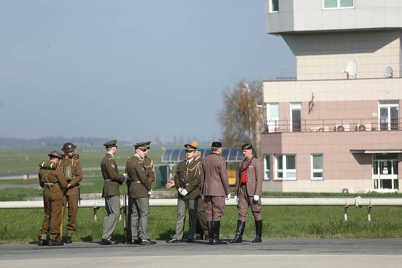 Z pietního ceremoniálu k převozu ostatků někdejšího velitele československé rozvědky Františka Moravce do rodné Čáslavi a jejich uložení v kolumbáriu na místním hřbitově.