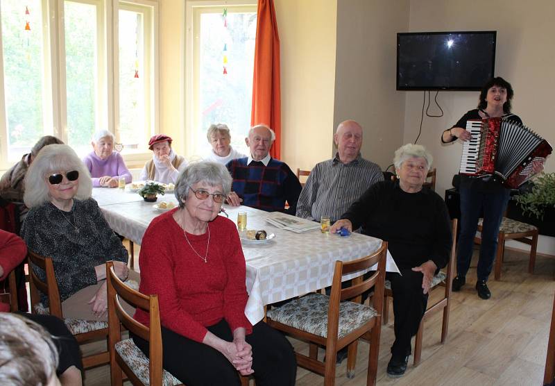 Děti z MŠ Benešova 7 zazpívaly v kutnohorském Klubu seniorů.