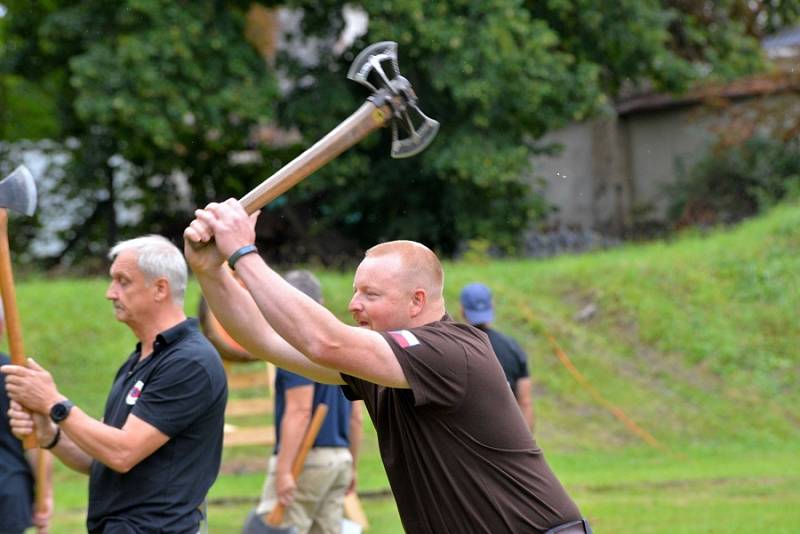 Finále českého poháru v hodu oboustrannou sekerou "Česká sekera" se konalo v sobotu na hřišti u ratajského zámku.