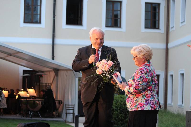 Pavel Svoboda, předseda Právního výboru Evropského parlamentu, zaštítil tento večer. Na fotografii s ředitelkou Karolinou Hromádkovou.