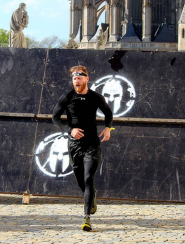 Závod Spartan race v Kutné Hoře odstartoval.