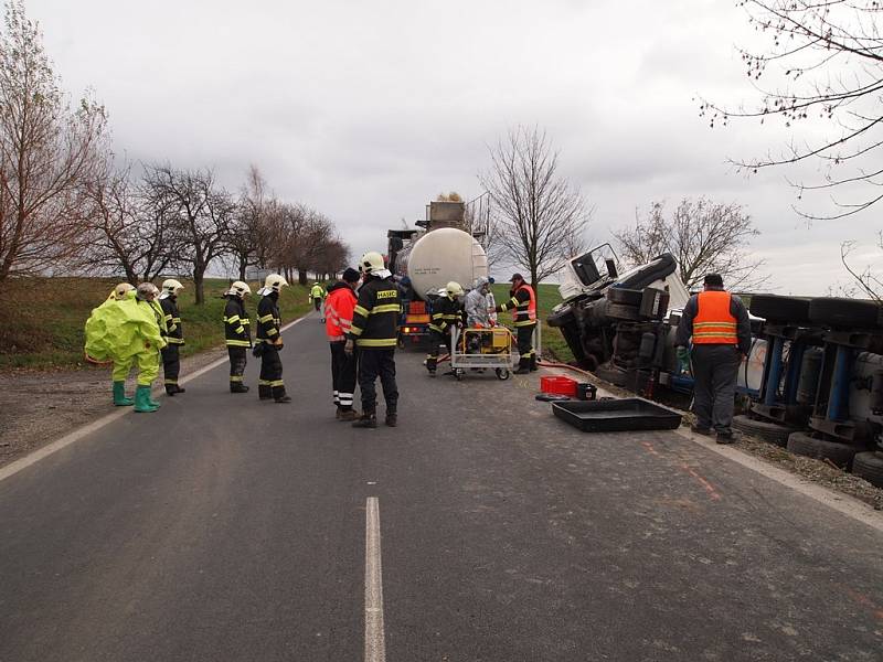 Nehoda cisterny u Zbraslavic 5. listopadu 2013