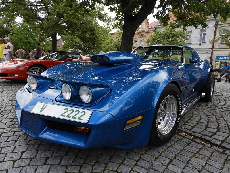 Tradiční sraz vozů Porsche a Chevrolet Corvette se uskutečnil na čáslavském náměstí Jana Žižky z Trocnova.