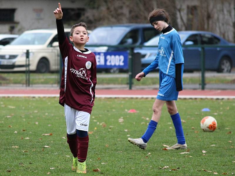 Z přátelského fotbalového zápasu: FK Čáslav dívky (starší žákyně) - FK Uhlířské Janovice (mladší žáci) 8:2 (4:0).