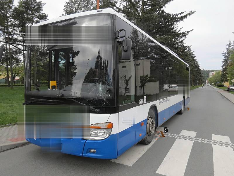 Dopravní nehoda ve Zruči nad Sázavou: střet ženy a autobusu na přechodu pro chodce.