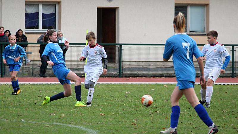 Fotbalový okresní přebor starších žáků: FK Čáslav dívky - TJ Star Tupadly 1:1 (0:0).