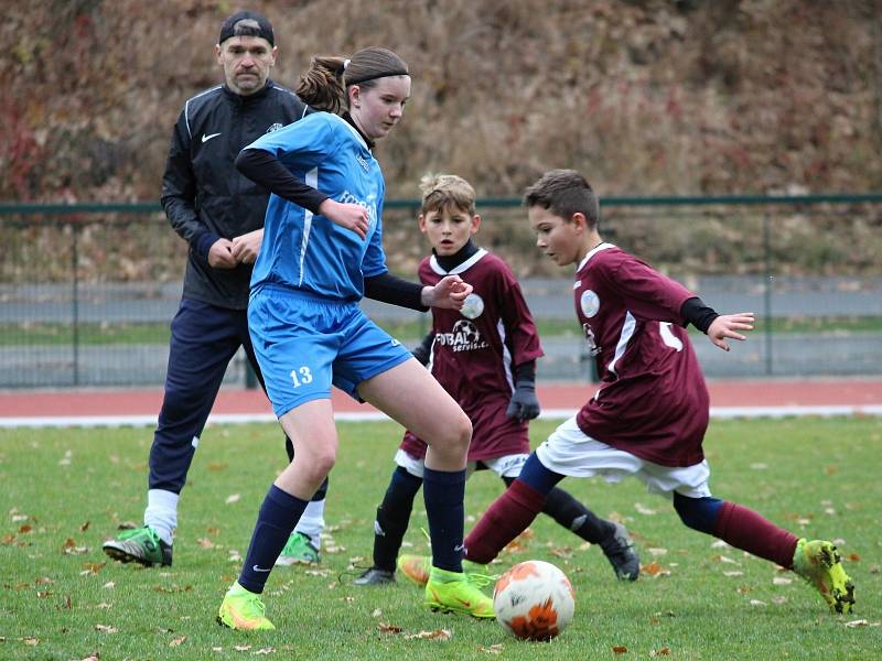 Z přátelského fotbalového zápasu: FK Čáslav dívky (starší žákyně) - FK Uhlířské Janovice (mladší žáci) 8:2 (4:0).