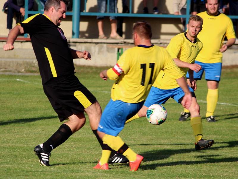 Fotbalová III. třída: TJ Sokol Vlkaneč - TJ Sokol Červené Janovice 9:0 (4:0).