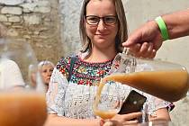 Z otevírání kvevri a degustace mladých vín ve Vinných sklepech Kutná Hora.