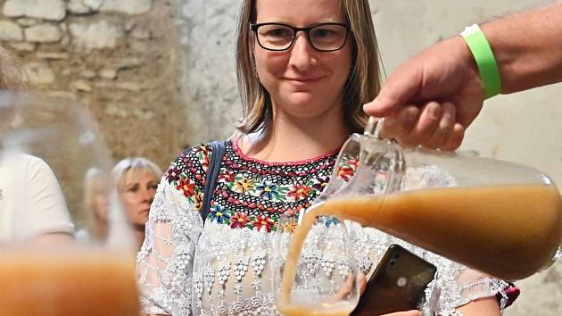 Z otevírání kvevri a degustace mladých vín ve Vinných sklepech Kutná Hora.