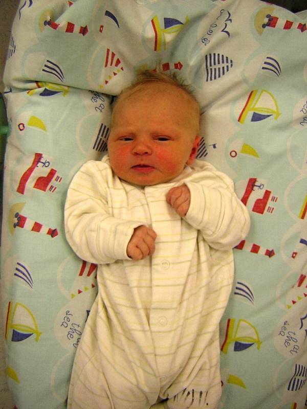 Ella Vraná se poprvé rozkřičela 28. října 2019 v čáslavské porodnici. Pyšnila se mírami 3350 gramů a 50 centimetrů. Doma ve Starém Kolíně ji přivítali maminka Simona a tatínek David.