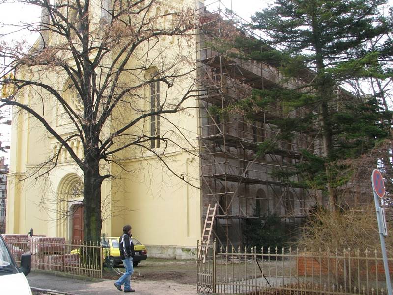Opravy evangelického kostela v Čáslavi.