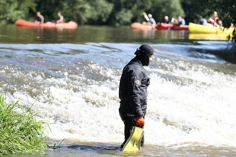 Policejní pátrání po dvou pohřešovaných mladících u jezu na řece Sázavě mezi Otryby a Soběšínem.