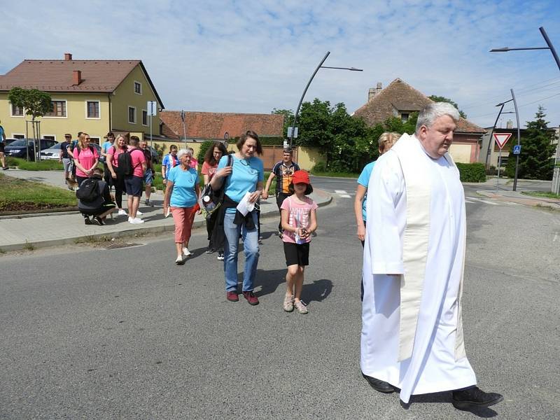 Pamětní desku sochařky Vlasty Samohrdové požehnal páter Pavel Tobek v Hlízově.