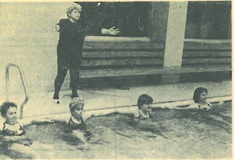 Lekce zdravotního tělocviku ve vodě pod vedením cvičitelky Karly Fialové v roce 1990