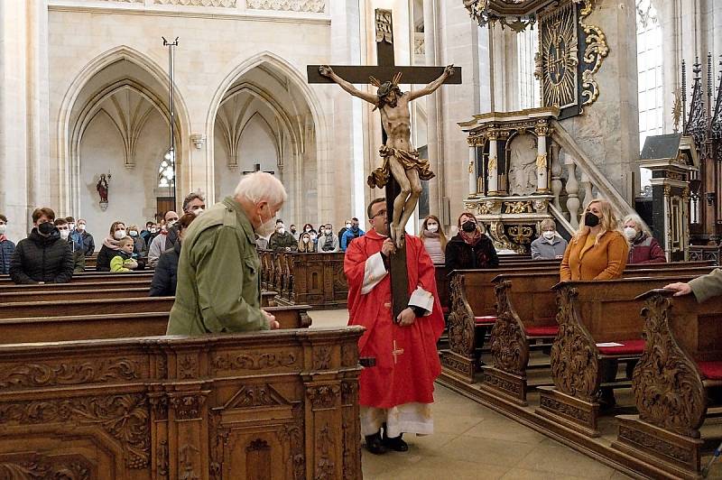 Z bohoslužby na Velký pátek v chrámu sv. Barbory v Kutné Hoře.