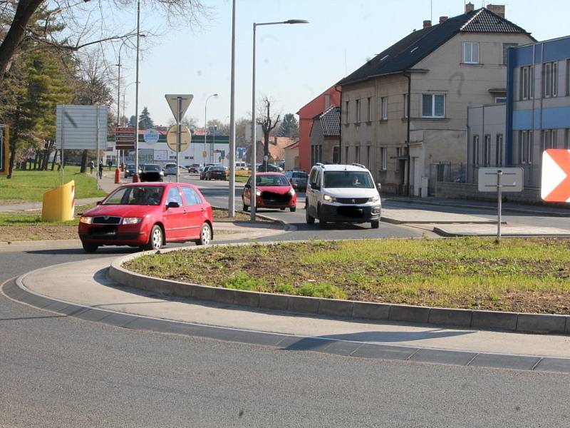 Kruhový objezd na křížení ulic Benešova a Masarykova v Kutné Hoře.