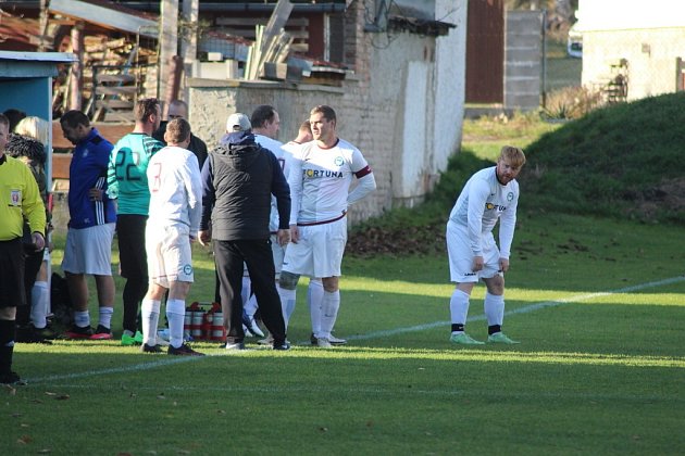 Z fotbalového utkání okresního přeboru Malín - Kácov (4:2)