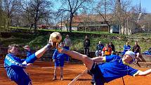 Foto z utkání 1. kola Krajské soutěže: SK Vavřinec - TJ Neratovice, kde momentka zachycuje souboj na síti vlevo Petr Coněk (Vavřinec) a vpravo Josef Weissgarber (Neratovice). 