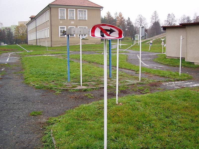 Poničené značky na dopravním hřišti.