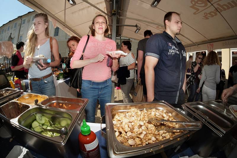 Téměř patnáct stovek milovníků dobrého jídla se vydalo v sobotu 1. dubna do Kutné Hory na I. Kutnohorský Mini Street Food Festival na terase Vily U Varhanáře.