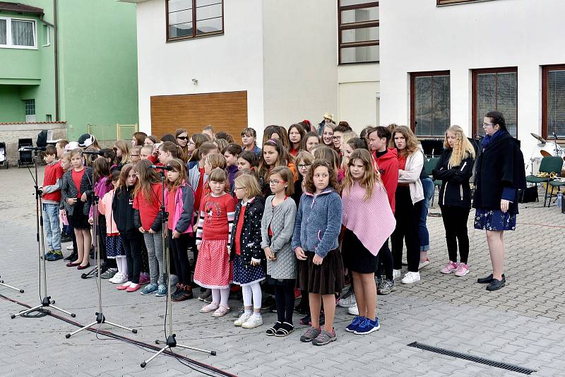 Prvomájový koncert pořádala Základní umělecká škola Uhlířské Janovice.