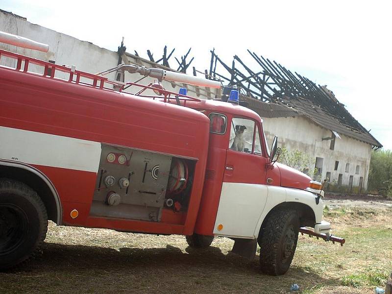 V Záboří nad Labem hořel bývalý vepřín. 8. 4. 2011