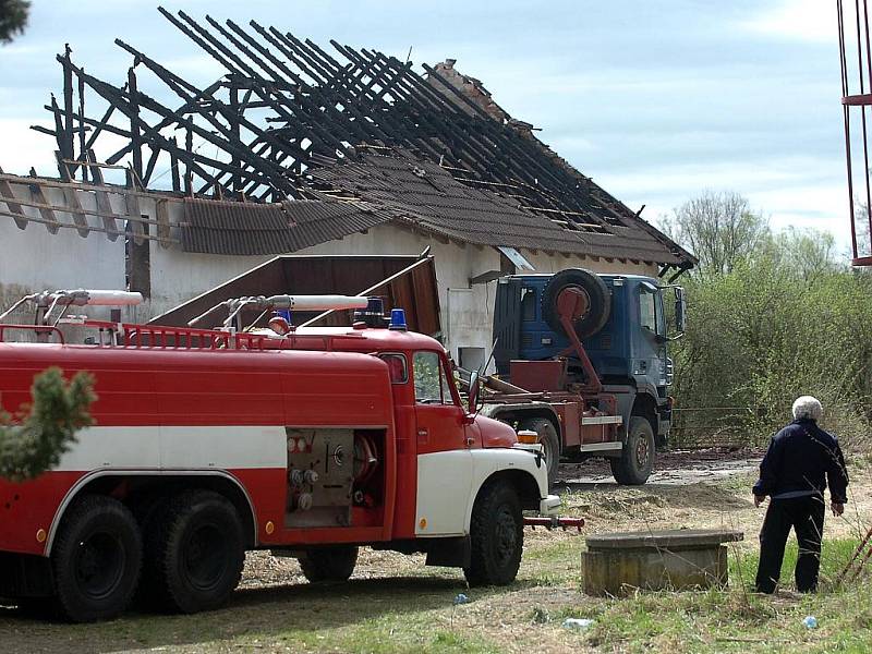 V Záboří nad Labem hořel bývalý vepřín. 8. 4. 2011