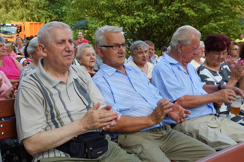 Koncert dechové kapely Křídlovanka hostil zámecký park ve Zruči nad Sázavou.