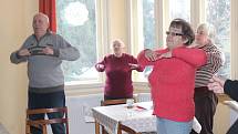 Cvičení důchodců v Koukolově vile