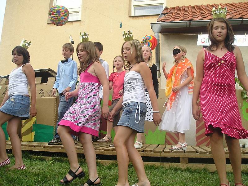 Zahradní slavnost na konci školního roku v Křeseticích.