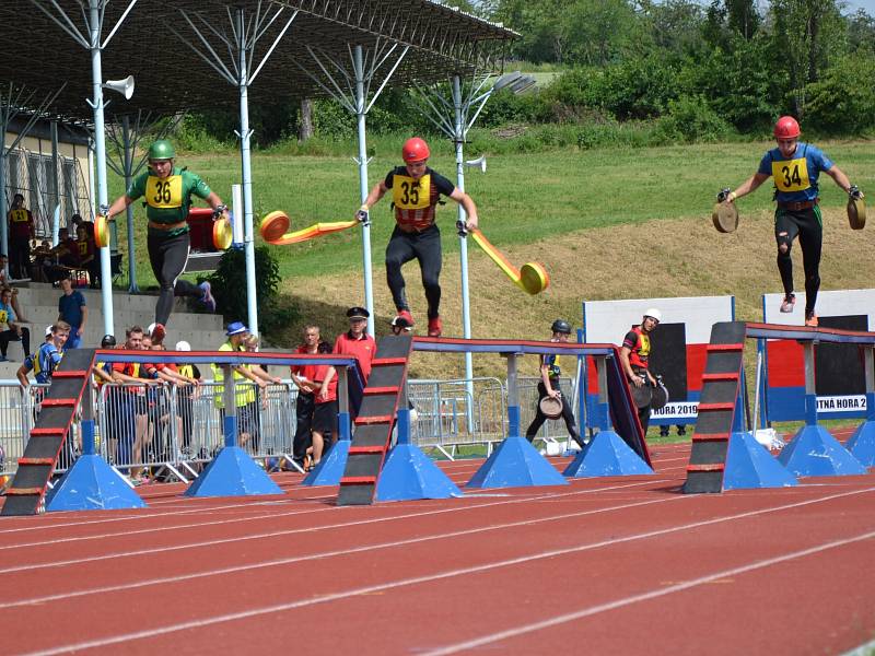 Z krajské soutěže v požárním sportu profesionálních a dobrovolných hasičů na stadionu Olympia v Kutné Hoře.