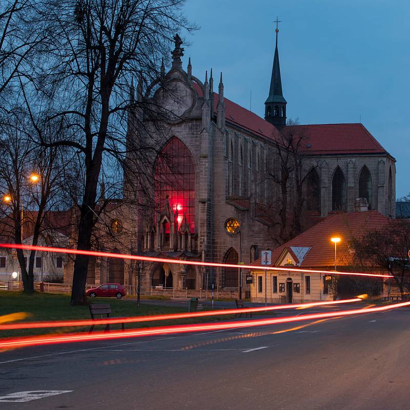 Červeným nasvícením okna v západním průčelí Sedlecké katedrály začal týden distanční připomínky 600 let od vypálení Sedleckého kláštera husity.