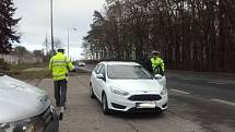 Policisté rozdávali reflexní vesty 20. prosince v Kutné Hoře