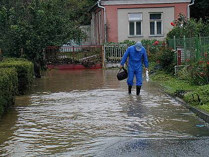 Zatopená část obce v létě roku 2002.