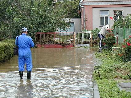 Zatopená část obce v létě roku 2002.