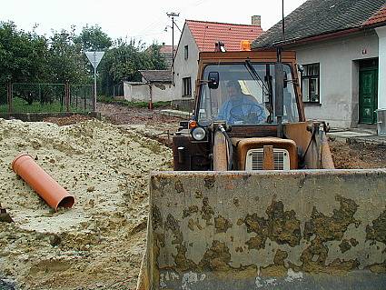 Zatopená část obce v létě roku 2002.