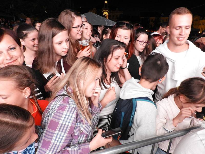 Čáslavské slavnosti: koncert zpěváka Milana Peroutky a jeho kapely Perutě.