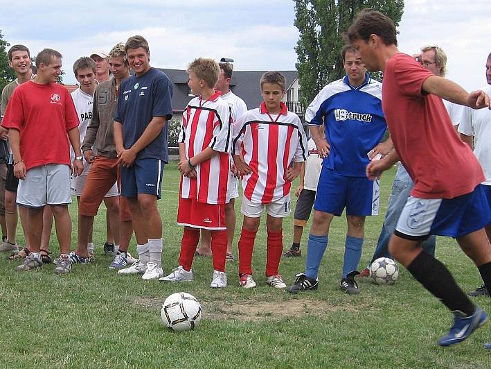 Vladimír Střihavka (FC Hrnčíř) v dovednostní soutěži v přesnosti střelby na zavěšenou plastovou láhev. 