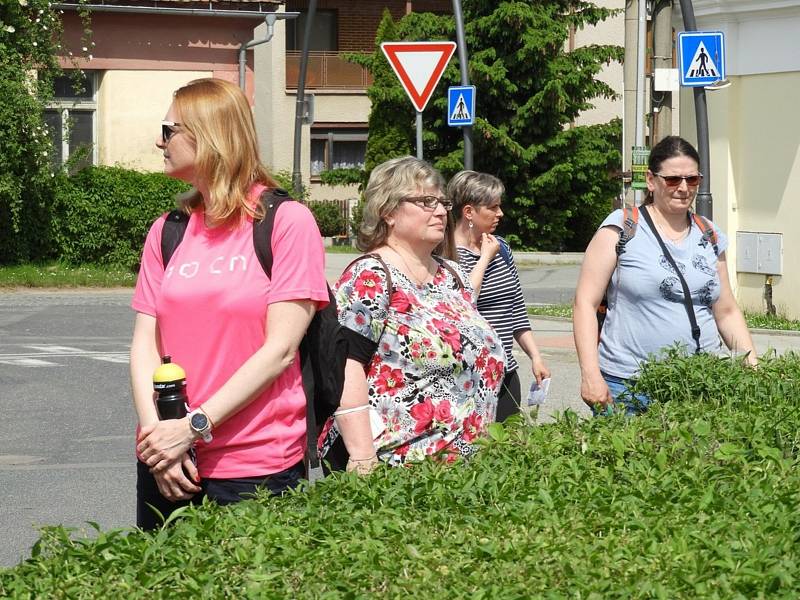 Pamětní desku sochařky Vlasty Samohrdové požehnal páter Pavel Tobek v Hlízově.