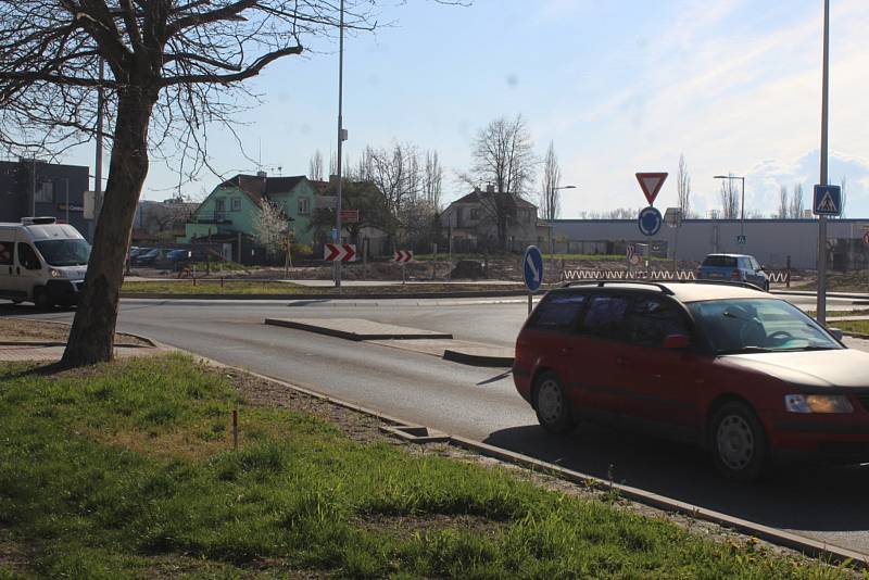 Kruhový objezd na křížení ulic Benešova a Masarykova v Kutné Hoře.