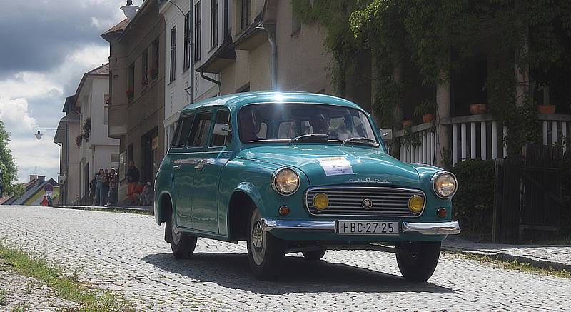 Ratajský kopec znovu zdolávaly desítky historických vozidel.