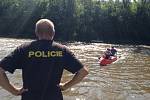 Policejní pátrání po dvou nezvěstných mladících u jezu na řece Sázavě v Soběšíně.