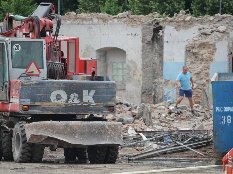 Demolice bývalé budovy ČSAD pokračuje