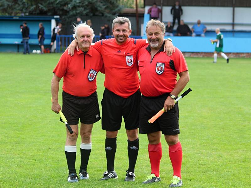 Fotbalový okresní přebor: Malín/Kutná Hora B - Zruč nad Sázavou 7:1 (4:0). Na snímku (zleva) rozhodčí Luděk Kracík, Jiří Uher a Radek Pařez.